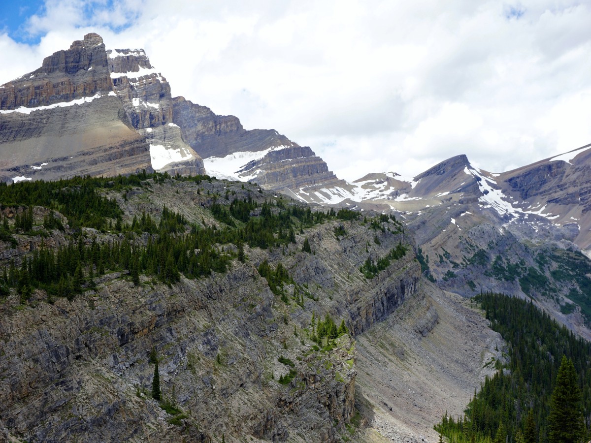 Stunning views on the Bow Hut Hike from Icefields Parkway in Banff National Park