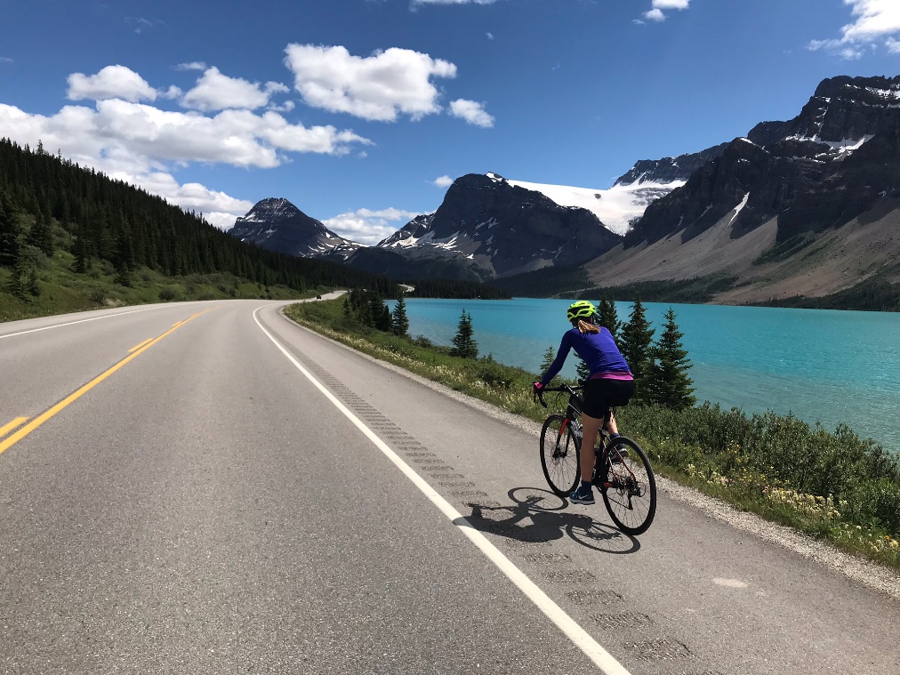 Biking along the Waterfowl Lake on a cycling tour from Bow Pass to Lake Louise