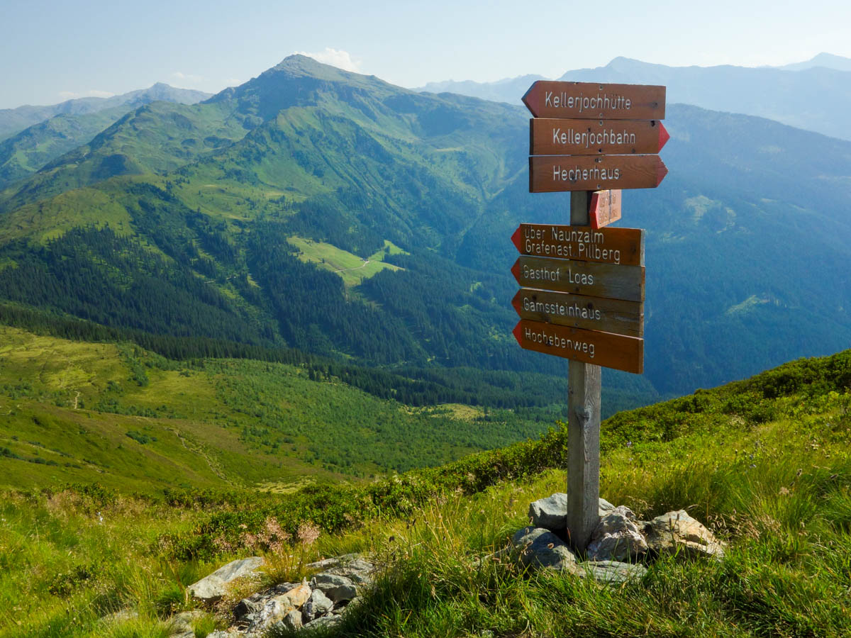 First junction on the Kellerjoch Loop Hike in Innsbruck, Austria