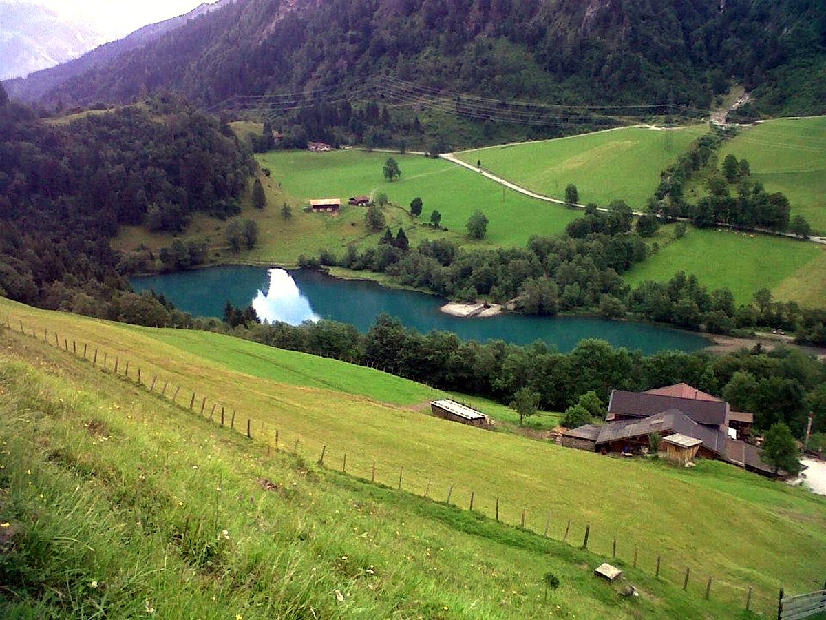 Glocknerblick trail views include the lake of Klammsee in Kaprun Valley