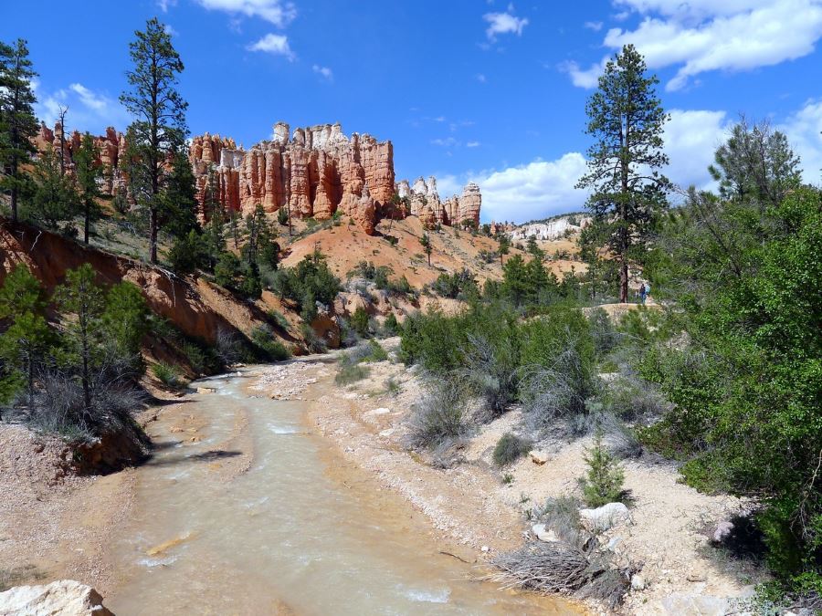 Mossy Caves and the river with Hoodoos in Bryce Canyon in Utah