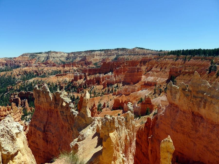 Queens Garden and Navajo Loop Trail in Bryce Canyon in Utah takes you around the Hoodoos