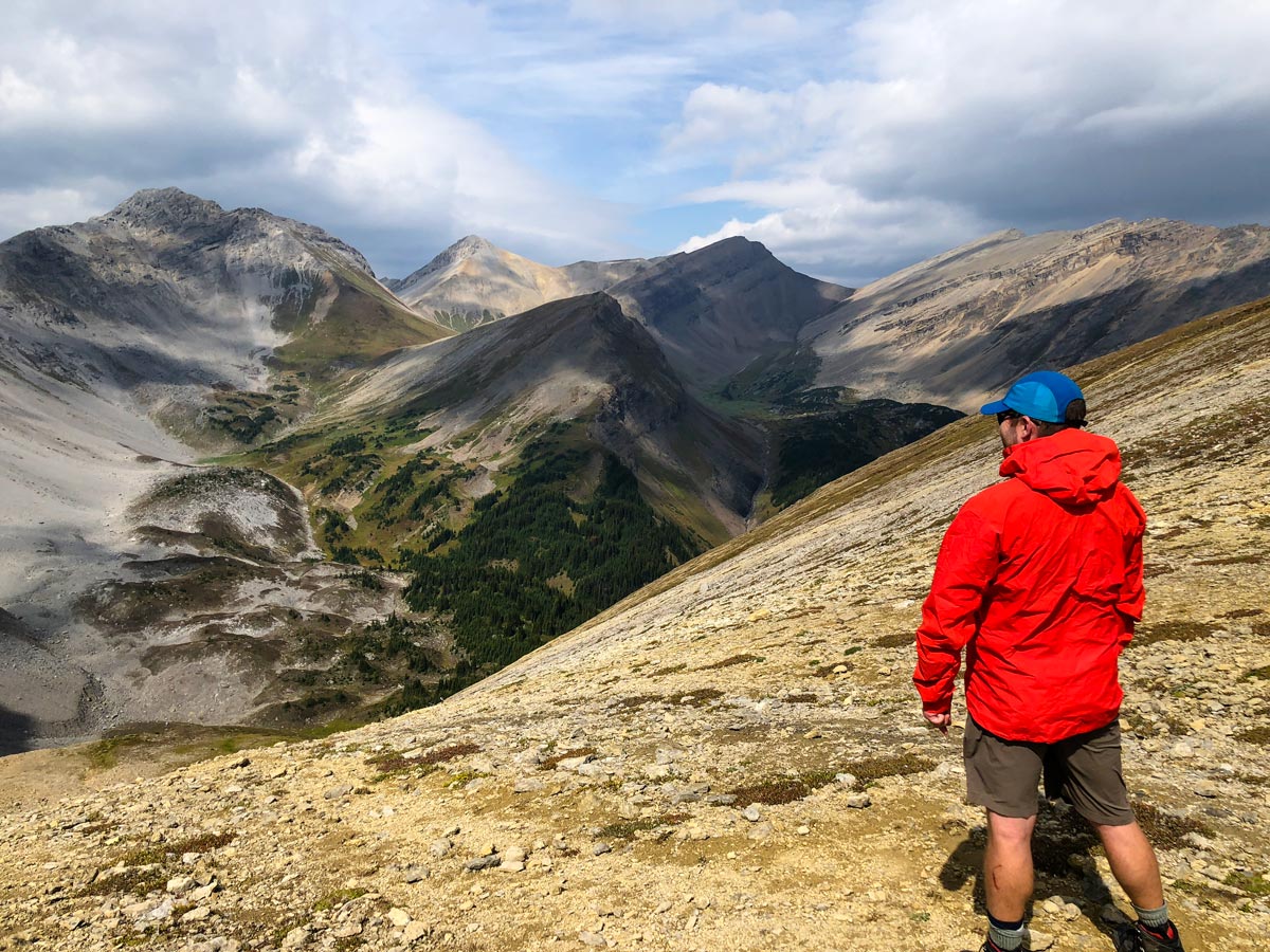 Beautiful view of the Guinn's Pass Hike in Kananaskis, near Canmore