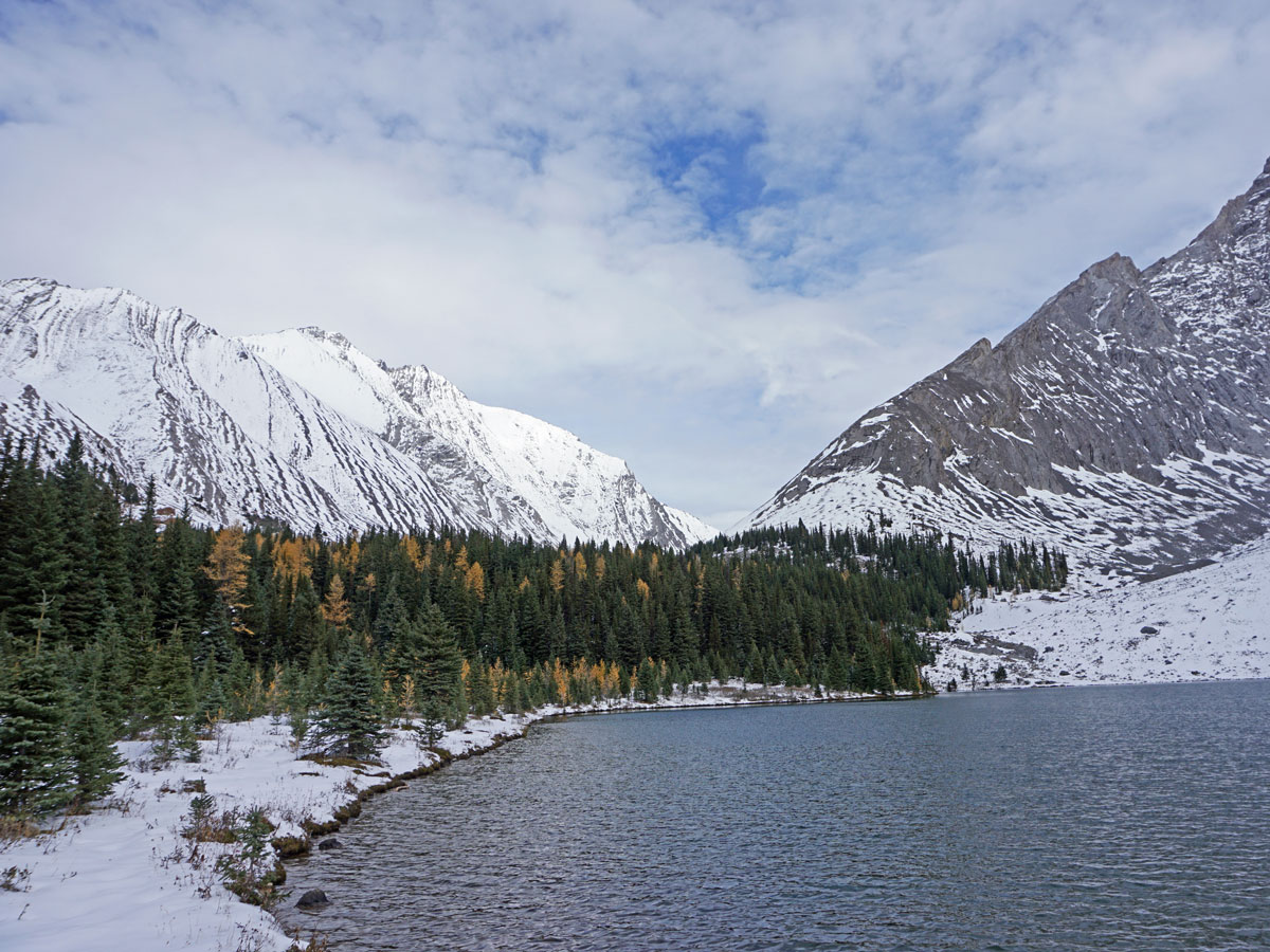 Stunning lake views towards the Rummel Pass on the Rummel Lake Hike near Smith-Dorrien Trail in Kananaskis, near Canmore