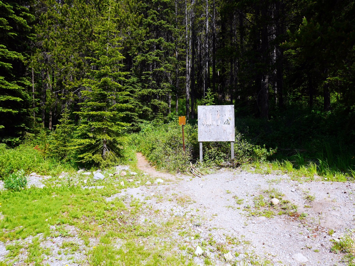 Trailhead of the Paget Lookout & Sherbrooke Lake Hike in Yoho National Park, Canada