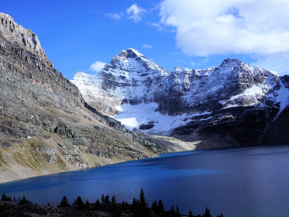 Autumn views of the Lake McArthur Hike in Yoho National Park, Canada