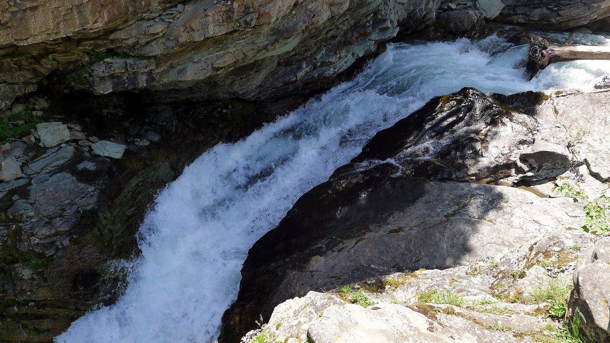 Blakiston falls on the Red Rock Canyon / Blakiston Falls Hike in Waterton Lakes National Park, Canada
