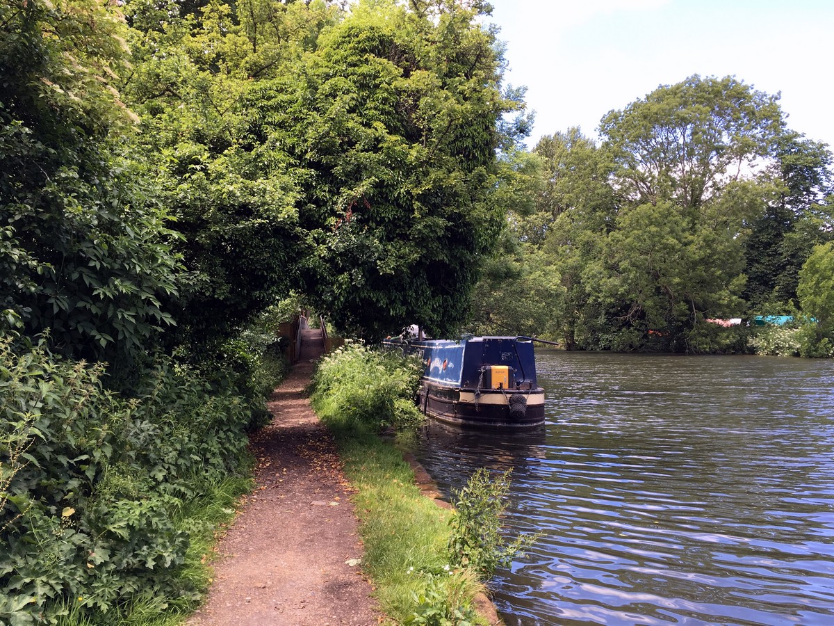 View along the Thames path on the Hurley Loop Hike in Chiltern Hills, England