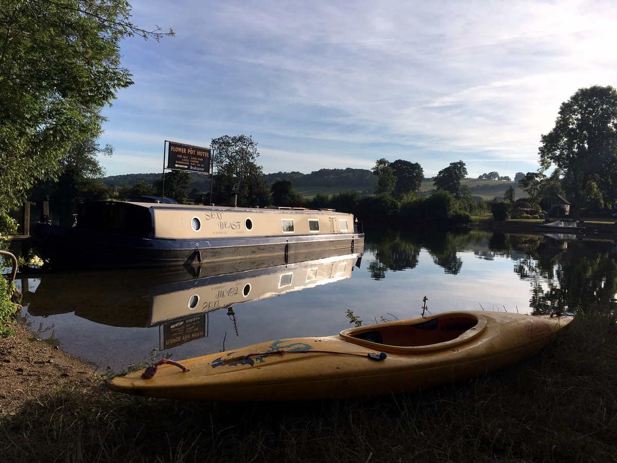 Boats Moore near the Flower Pot pub on the Hambledon Lock Hike in Chiltern Hills, England