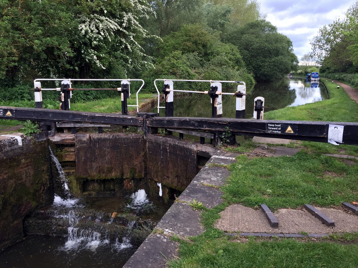 Canal lock on the Grand Union Canal – Tring to Berkhamsted Hike in Chiltern Hills, England