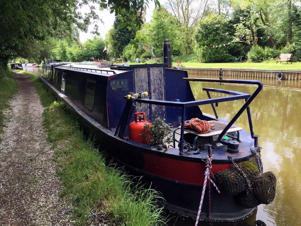 Blue boat on the Grand Union Canal – Tring to Berkhamsted Hike in Chiltern Hills, England