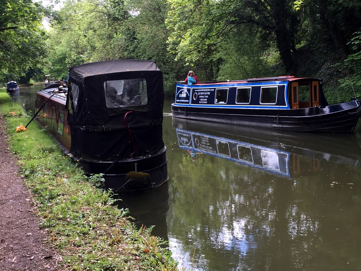 Boats along the Grand Union Canal – Tring to Berkhamsted Hike in Chiltern Hills, England