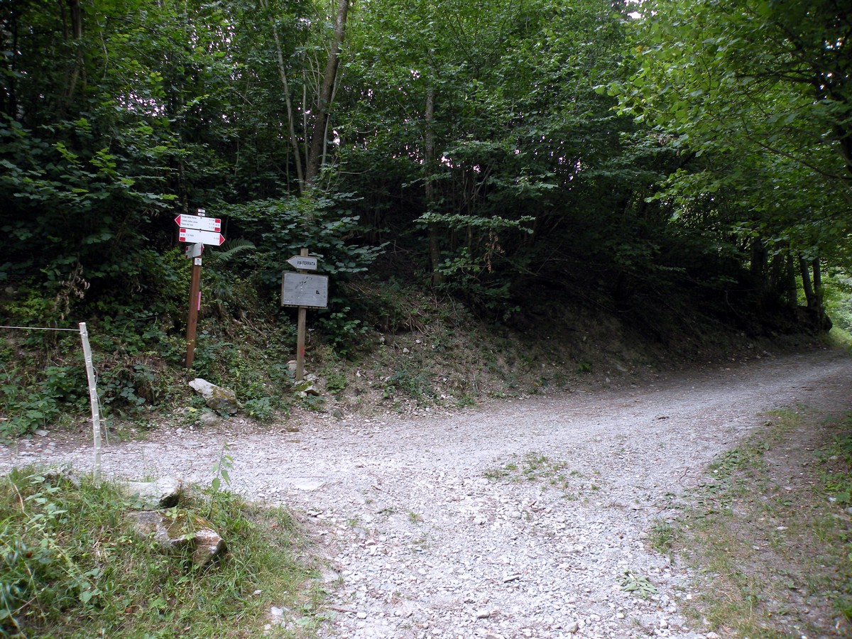 The crossroad to Tetti Violin on the right on the Gorge Della Reina Hike in Alpi Marittime National Park, Italy