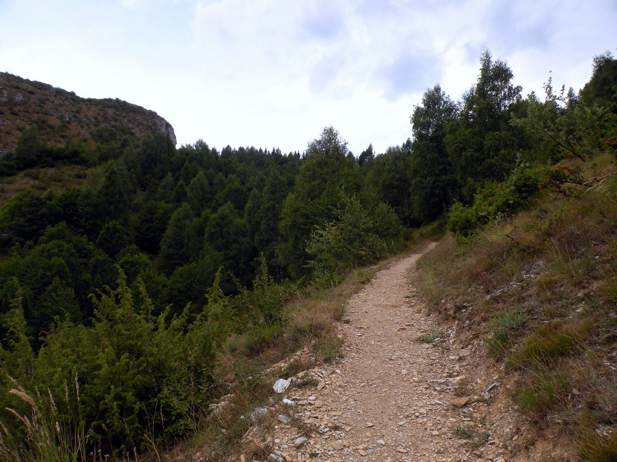 The path to Colletto Della Lausa on the Gorge Della Reina Hike in Alpi Marittime National Park, Italy