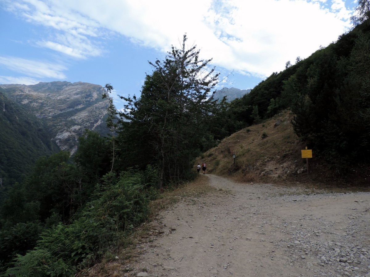 Crossroad towards the Vallone Arbergh on the Laghi Arbergh Hike in Alpi Marittime National Park, Italy