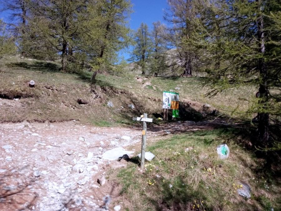 The crossroad to Lac des Grenouilles on the Fontanalba Hike in Mercantour National Park, France