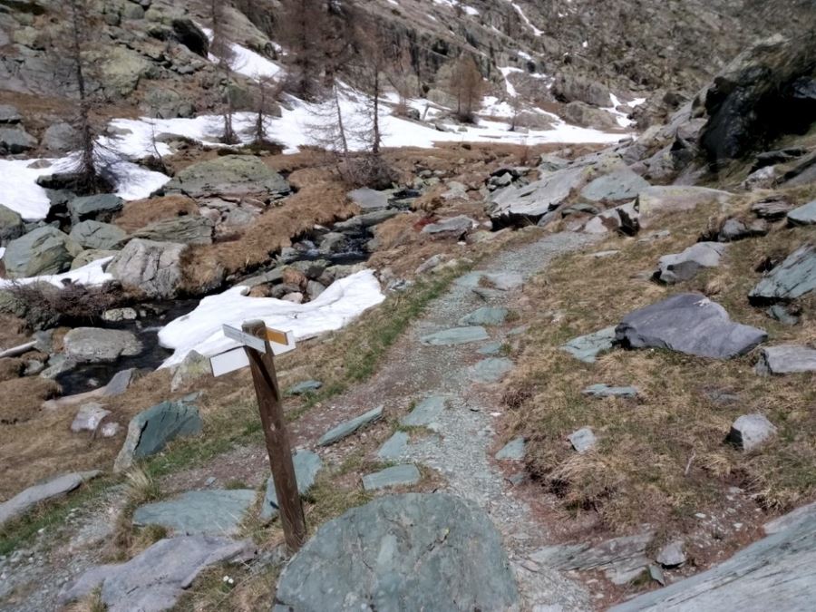 The crossroad on the Gravures path on the Fontanalba Hike in Mercantour National Park, France