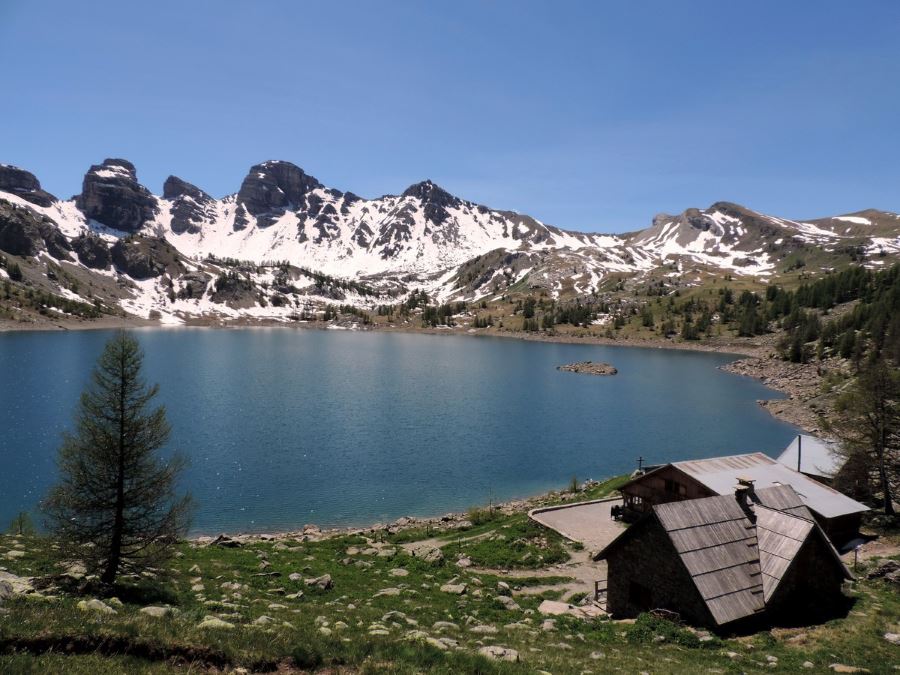 Lac Allos trail in Mercantour National Park, France