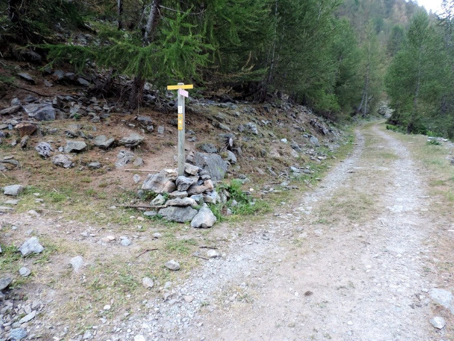 The crossroad to the Lacs de Vence trail on the left on the Lacs de Vens Hike in Mercantour National Park, France