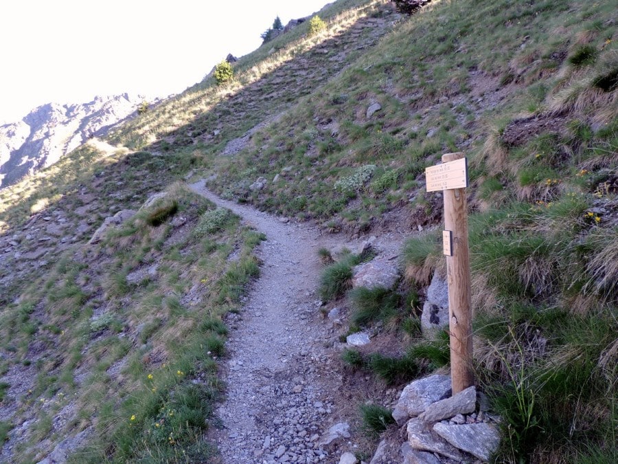 The crossroad to the direct path on the Lacs de Vens Hike in Mercantour National Park, France