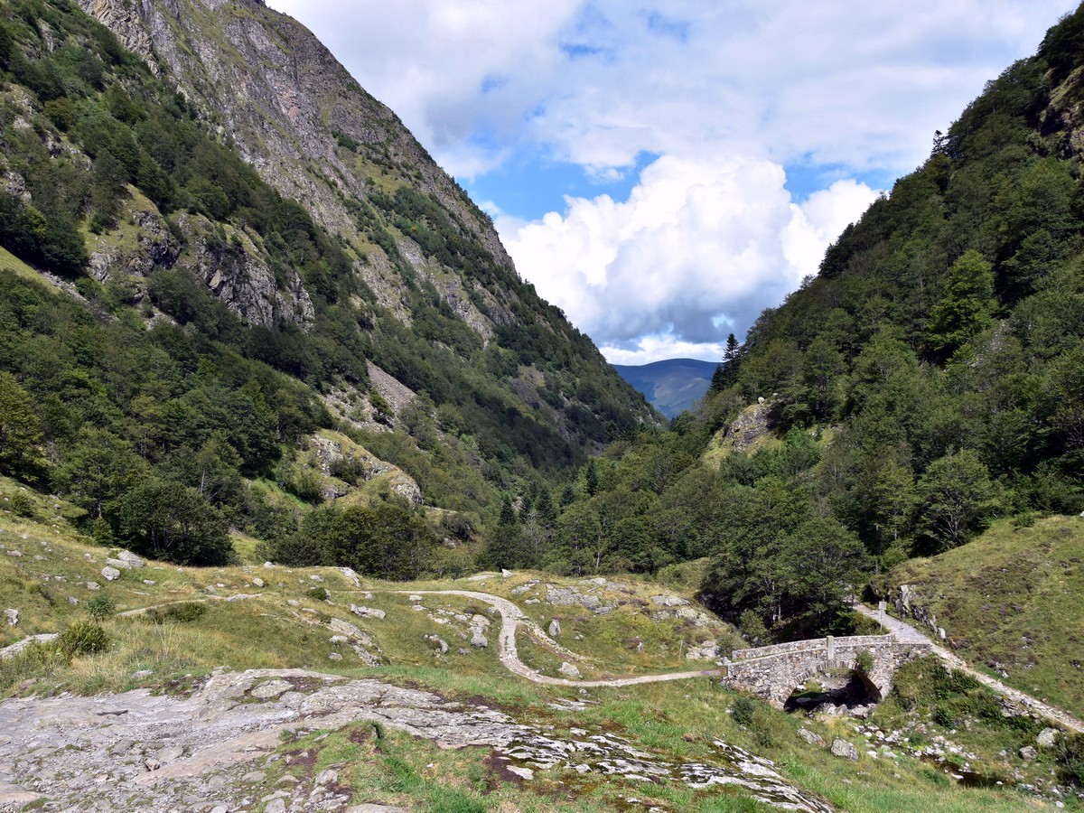 Hiking to the Lac d'Oô in French Pyrenees