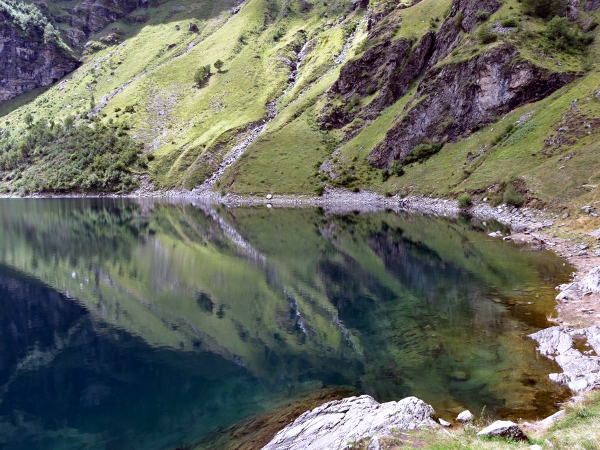 Lac d'Oô hiking trail in Pyrenees