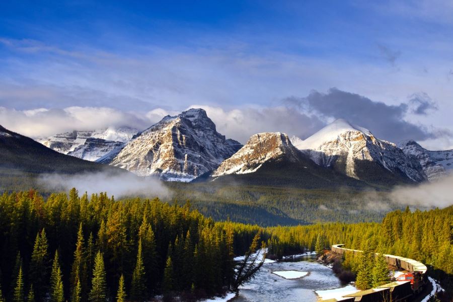 Mountain scenery along Icefields Parkway