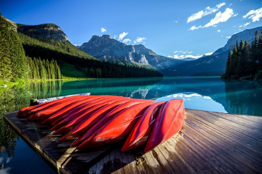 Visiting Emerald Lake in Icefields Parkway is a dream of lots of hikers