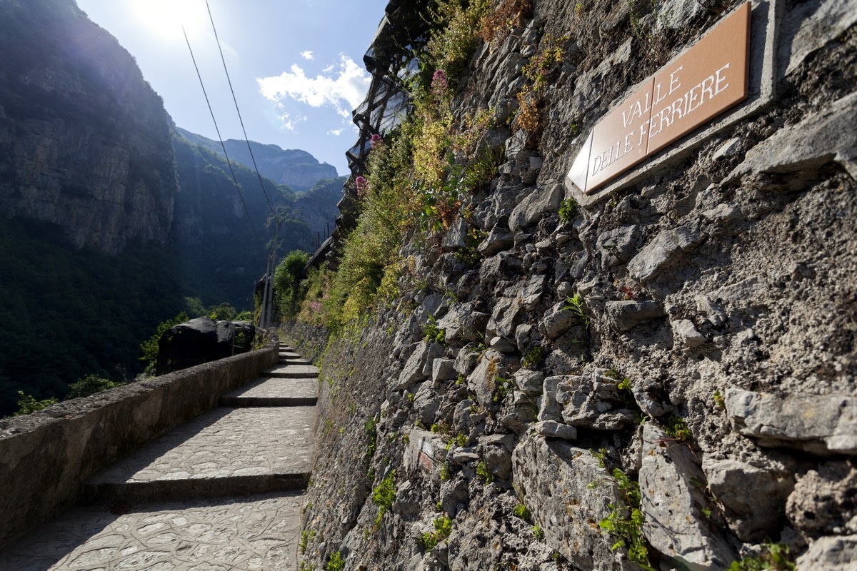 Indication sign of the Valle dei Mulini Hike in Amalfi Coast, Italy