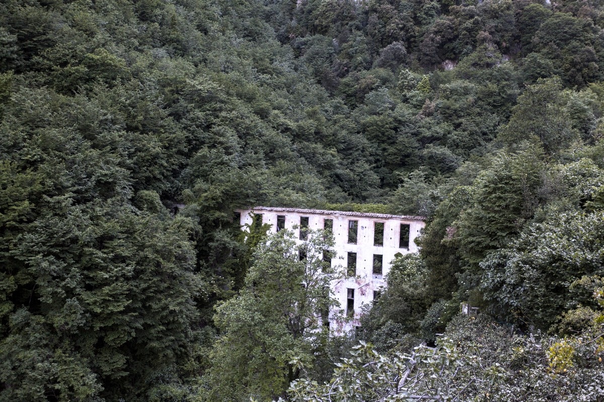 Ancient aqueduct on the Valle dei Mulini Hike in Amalfi Coast, Italy