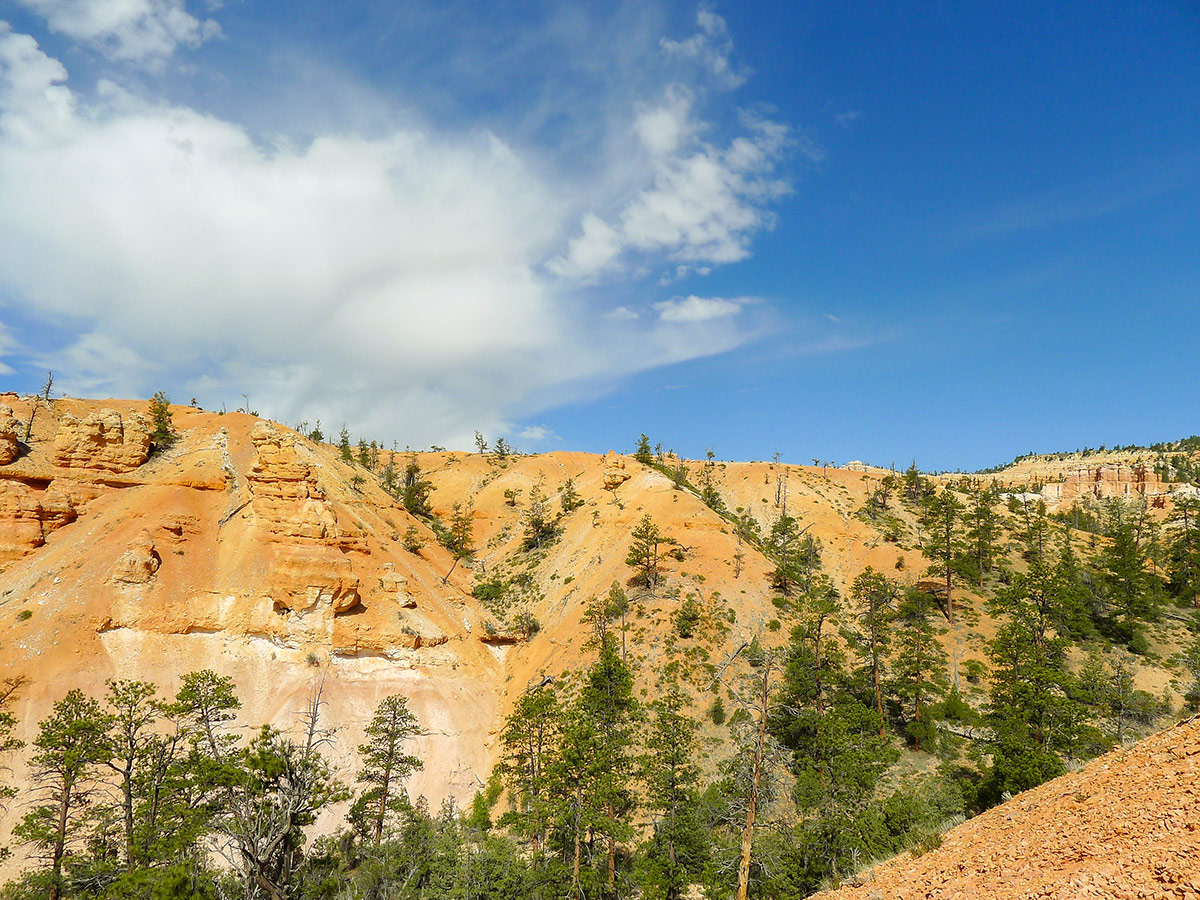 Sandy ridge view on Fairyland Loop Trail hike in Bryce Canyon National Park