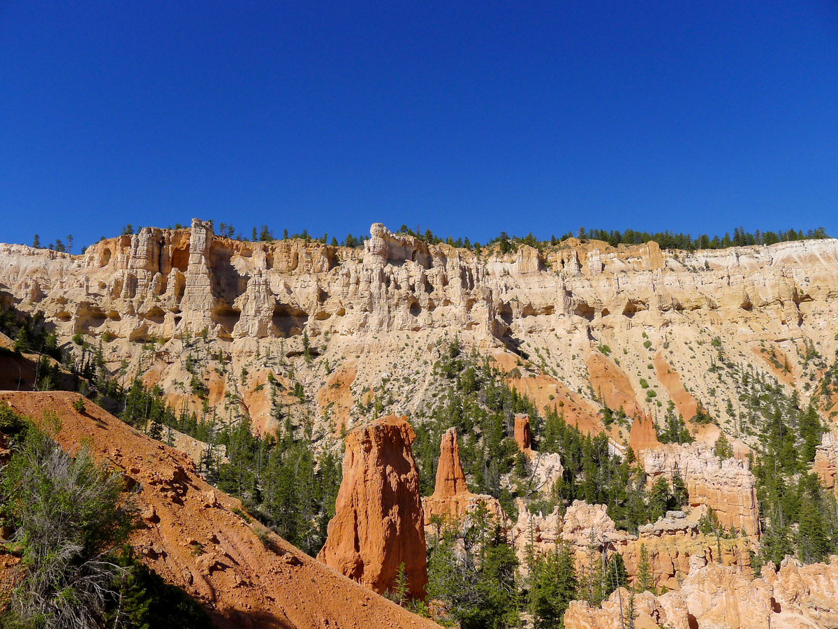 White cliffs on the canyon rim on Peek-A-Boo Loop trail hike in Bryce Canyon National Park