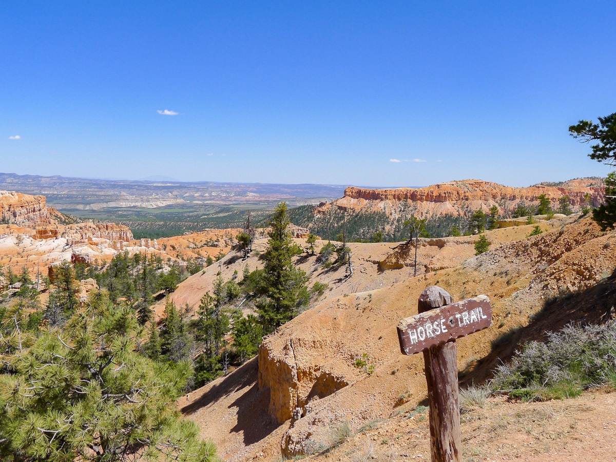 Trailhead of Queens Garden to Navajo Loop trail hike in Bryce Canyon National Park