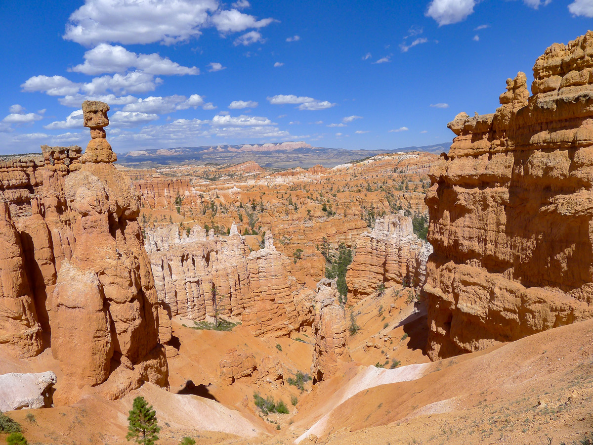 Queens Garden to Navajo Loop trail hike in Bryce Canyon National Park has amazing views