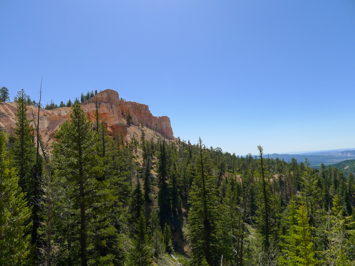 Canyon rim on Cassidy trail hike in Bryce Canyon National Park