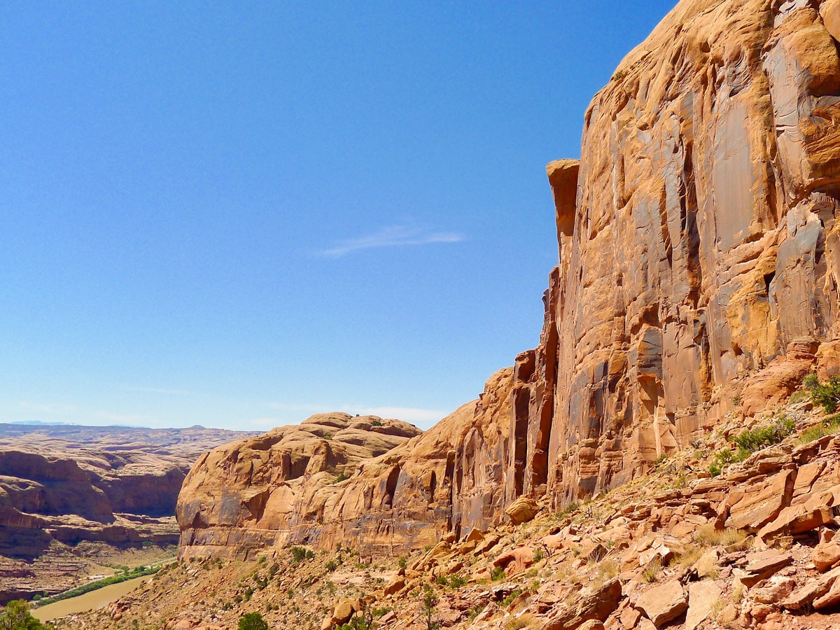 Dead Horse Point Loop hike near Moab is surrounded by beautiful cliffs