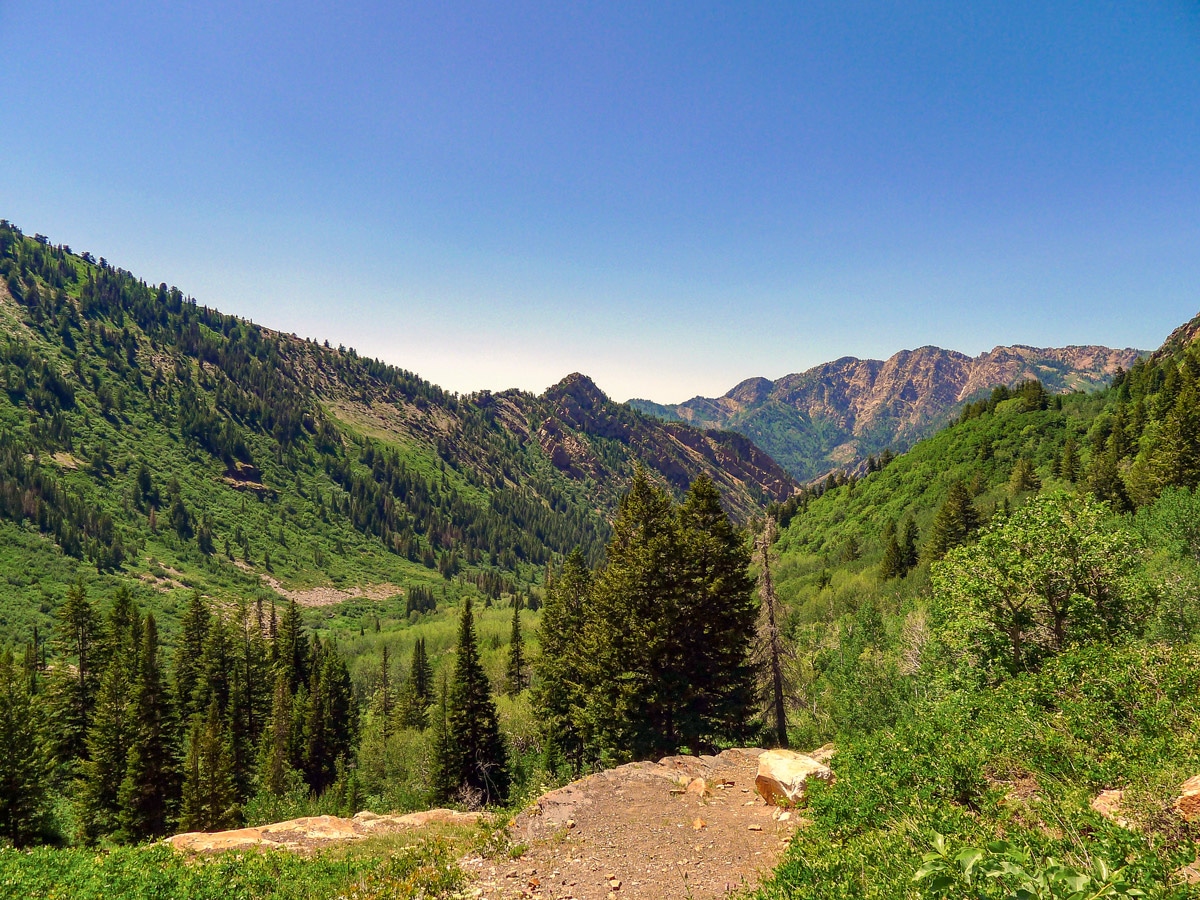 Lake Blanche hike in Salt Lake City has beautiful panoramic views