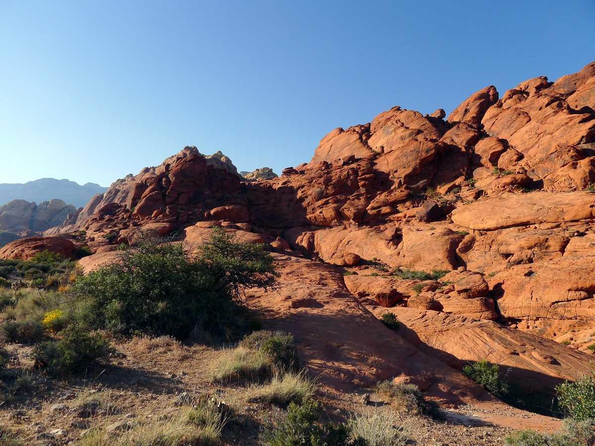 Ridgeline turns on the Calico Hills Loop Hike in Red Rock Canyon near Las Vegas