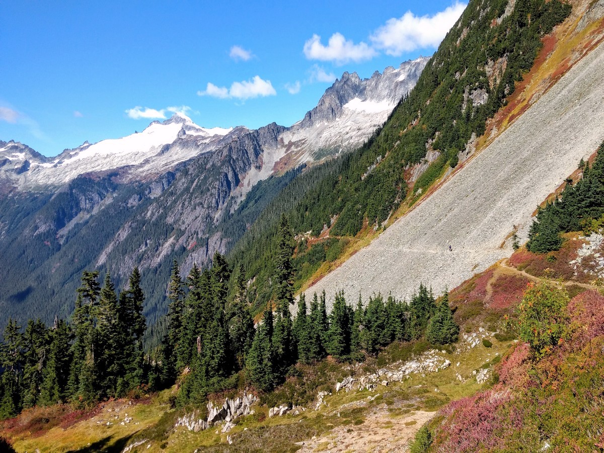 The trail of the Cascade Pass with the views of Eldorado Peak