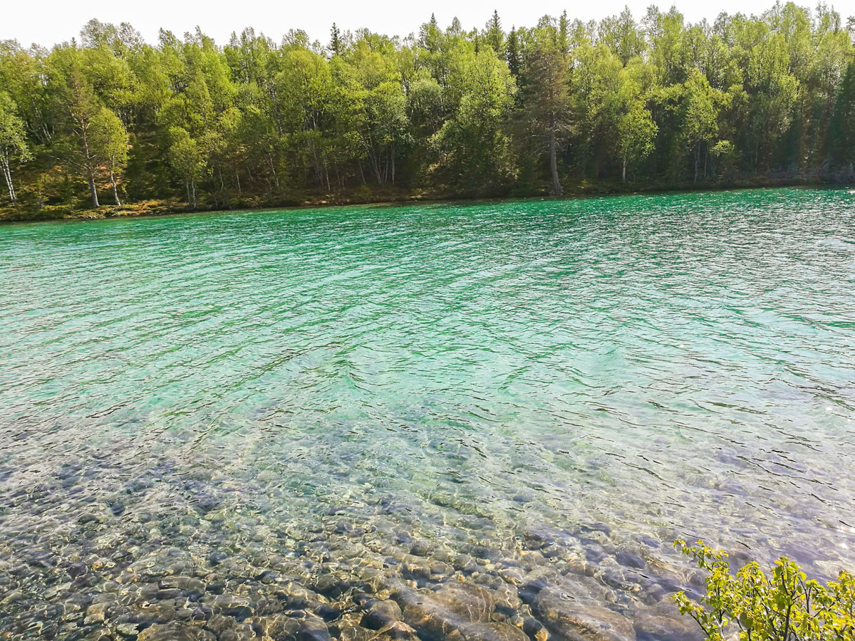 Turquoise water on Blanktjärnsrundan hike in Åre, Sweden