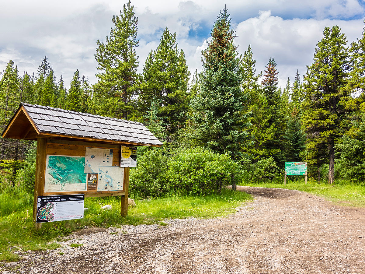 Trailhead of Cairn Pass backpacking trail in Jasper National Park