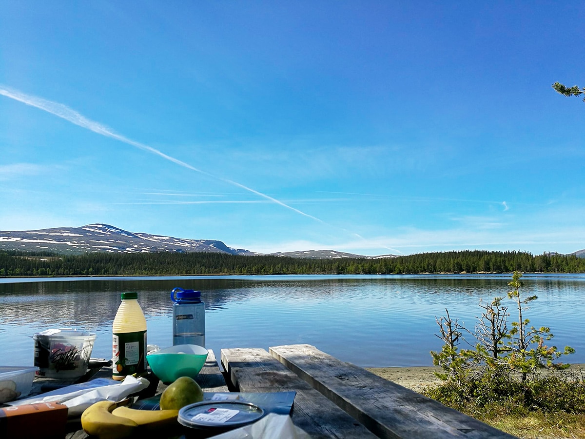 Clear lake on Nulltjärnsrundan hike in Åre, Sweden
