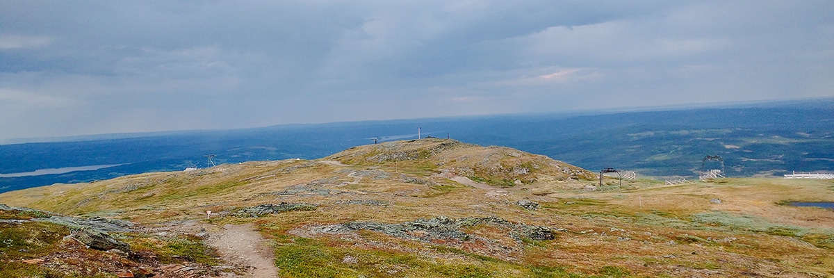 Trail over the mountain on Välliste runt hike in Åre, Sweden