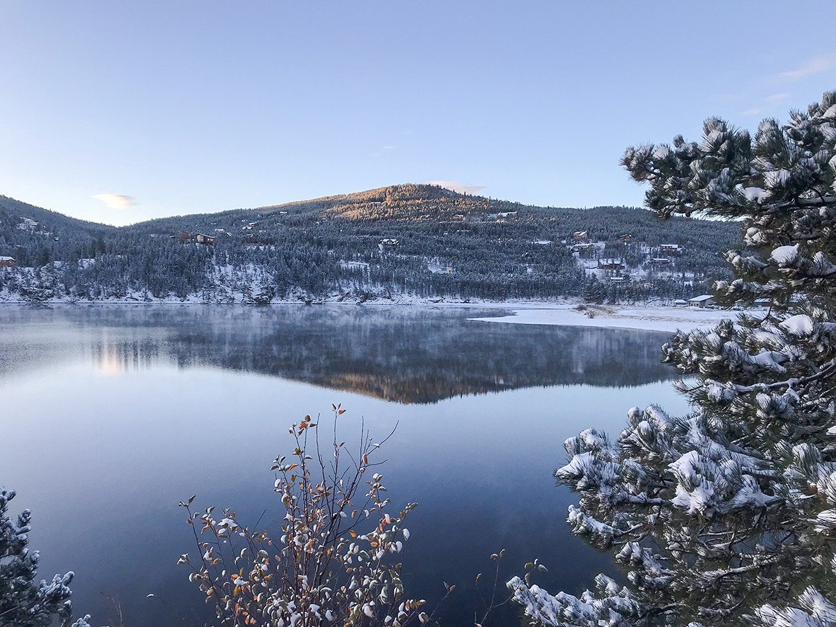 Overview on Barker Reservoir snowshoe trail in Indian Peaks, Colorado