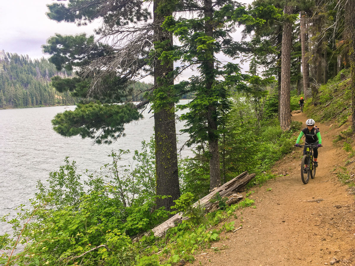 Riding around the lake on Suttle Tie Loop MTB trail in Bend, Oregon