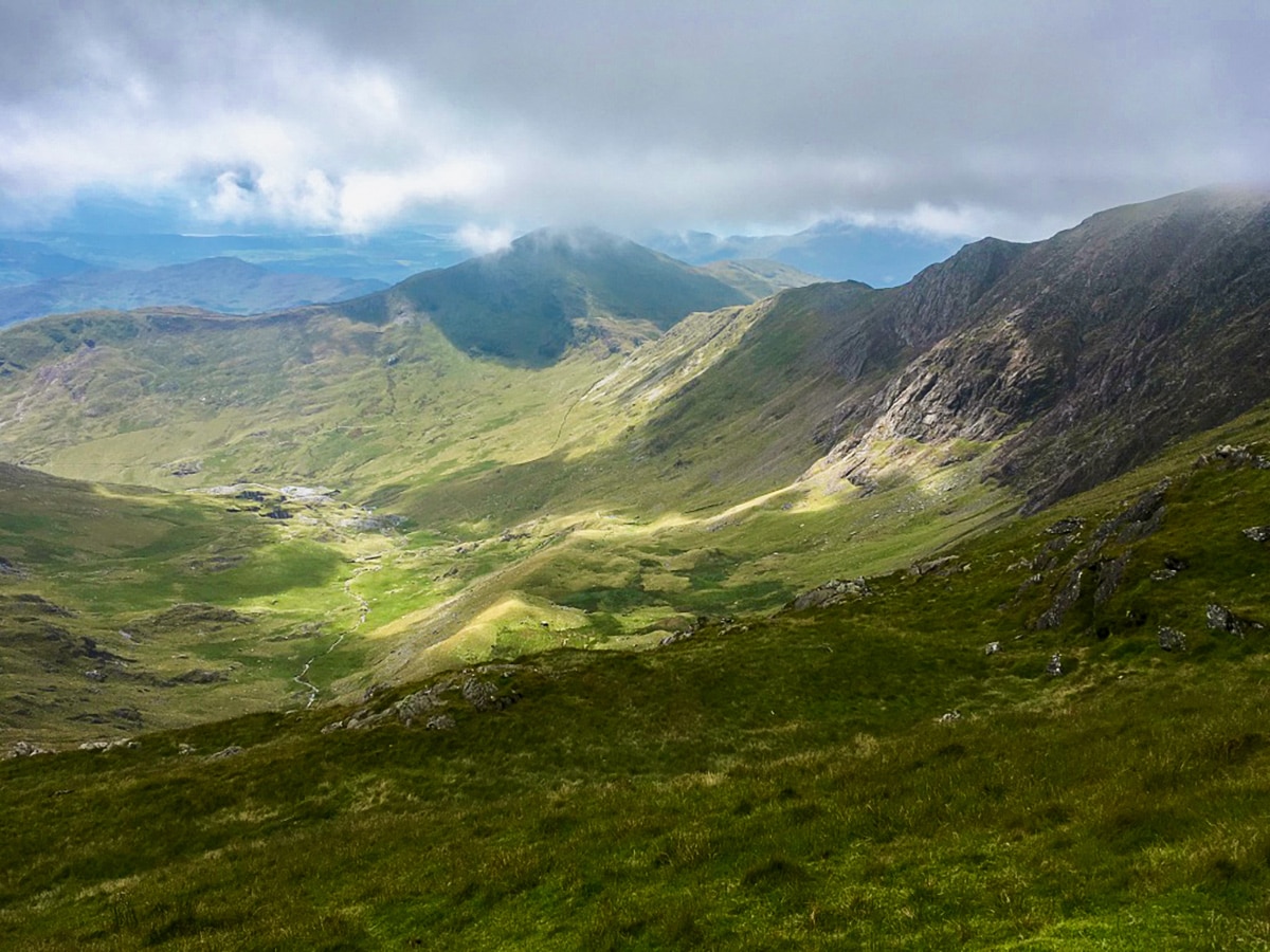 Bwlch Main return route from Bwlch Ciliau on Snowdon via the Watkin hike in Snowdonia, Wales