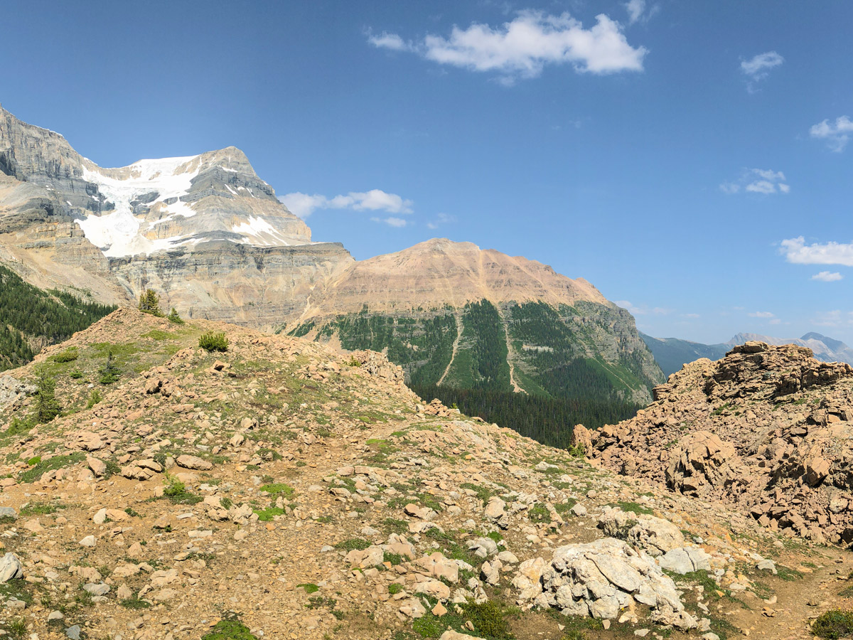 Ball Pass to Shadow Lake backpacking trail has beautiful panoramic views