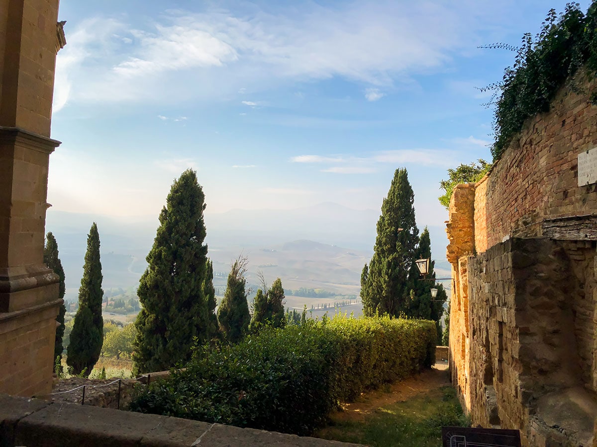 Small Italian houses along the Pienza to Montepulciano Hiking trail