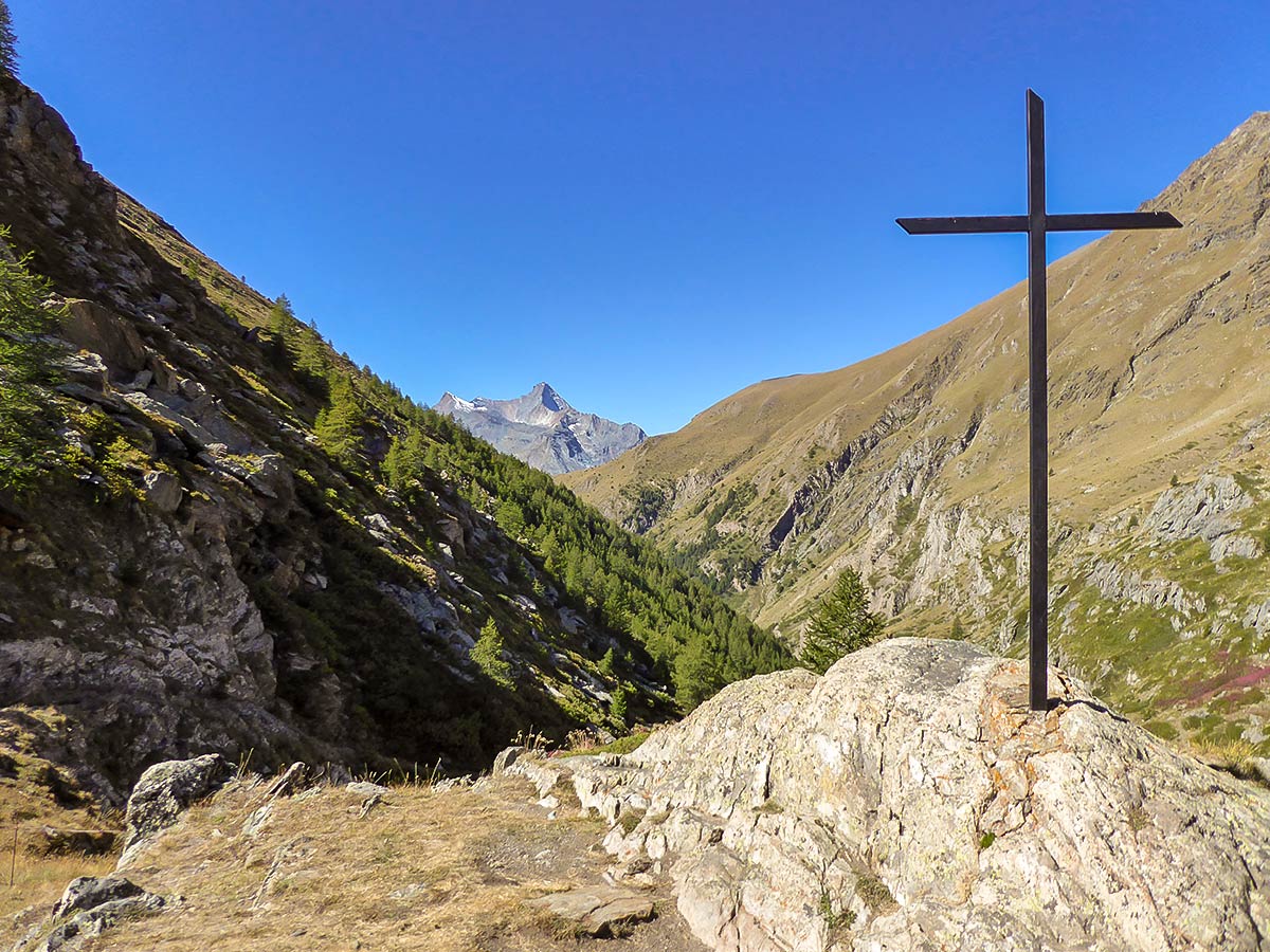 Cross before Grauson Inferiore on Col de Saint-Marcel hike in Gran Paradiso National Park, Italy