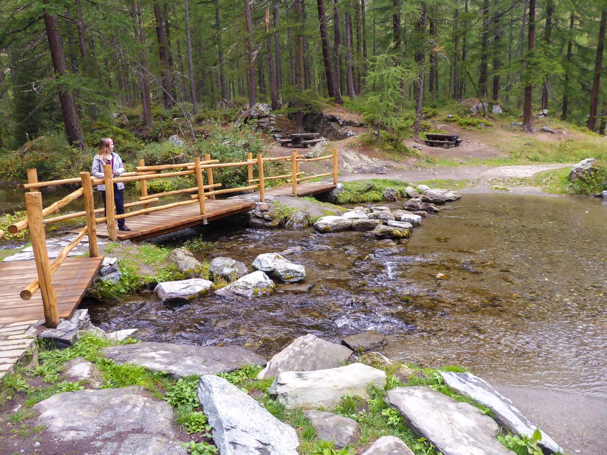 Wooden bridge on Lago Pellaud via the Grand Rû Ring trail